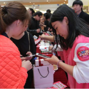 女生爱上百度糯米 “粉色”地推引爆全国多店断货